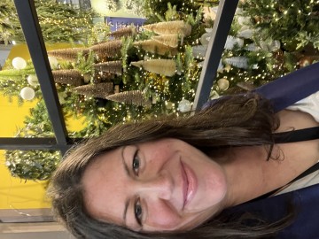 Hannah Bartlett - The Christmas Insider