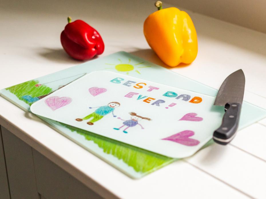 Dinky Artist glass chopping board with Daddy personalised drawing showing  the 2 sizes