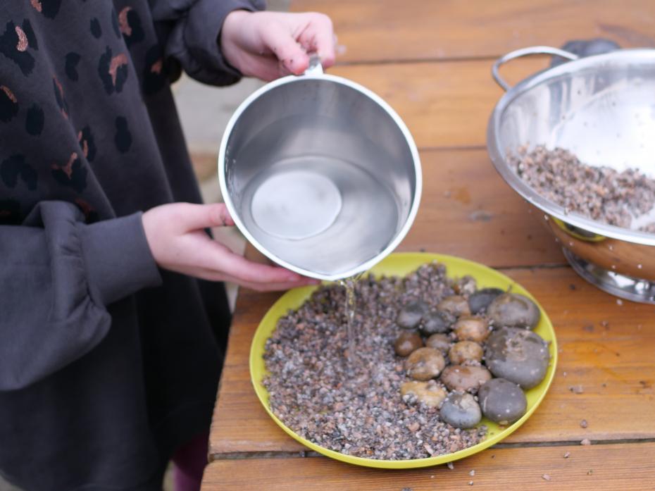 Make a bee hydration station from an old frisbee