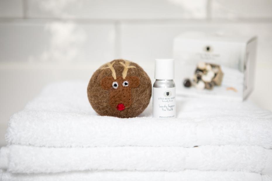 Rudolph Laundry Ball & Oil Set